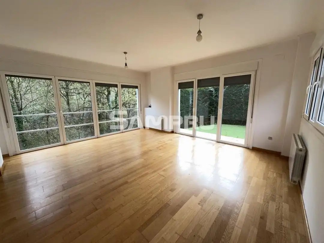 Sala de estar de Piso en venta en Eskoriatza con Calefacción, Jardín privado y Terraza