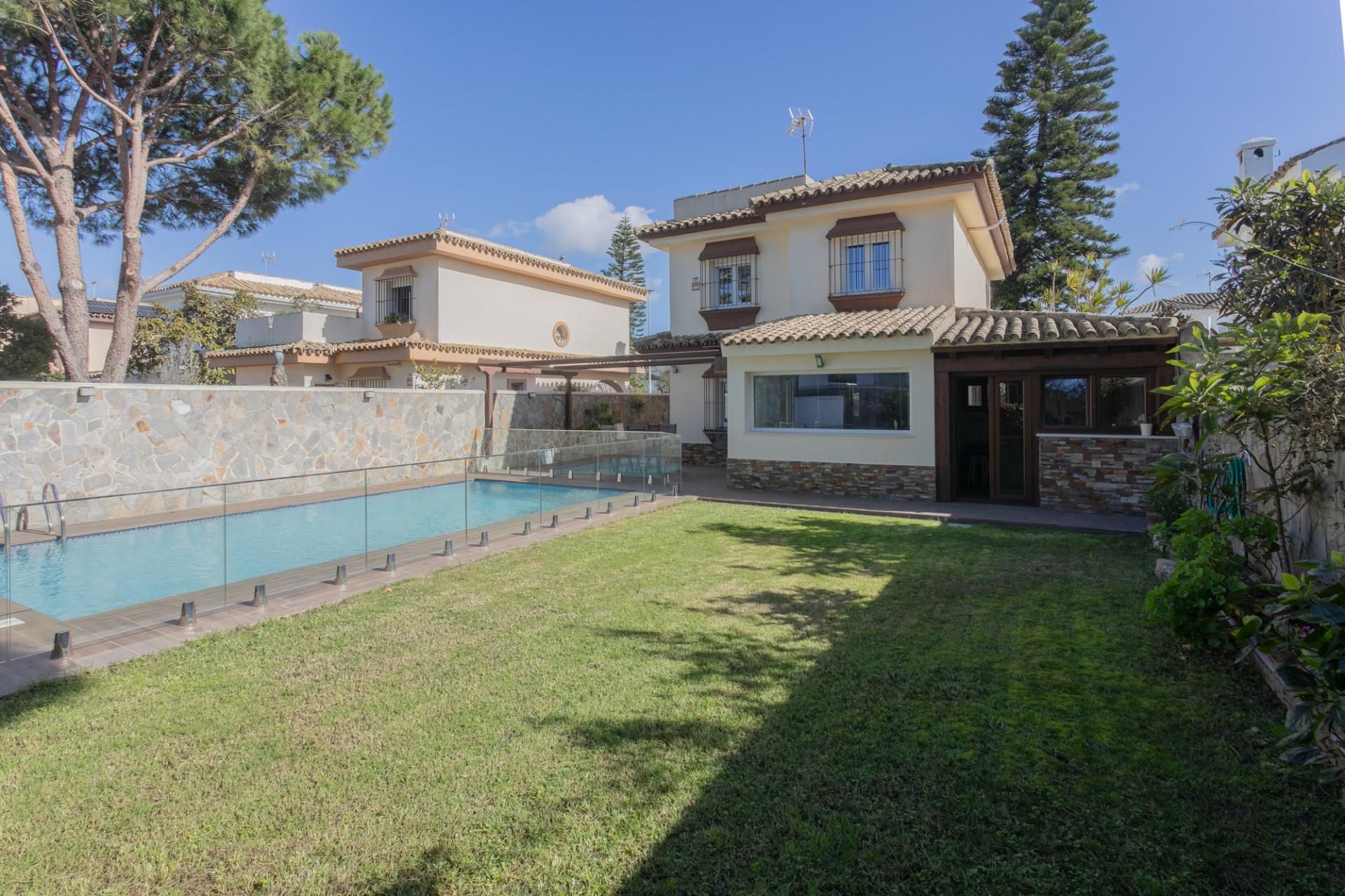Jardí de Casa o xalet en venda en Chiclana de la Frontera amb Aire condicionat, Jardí privat i Terrassa