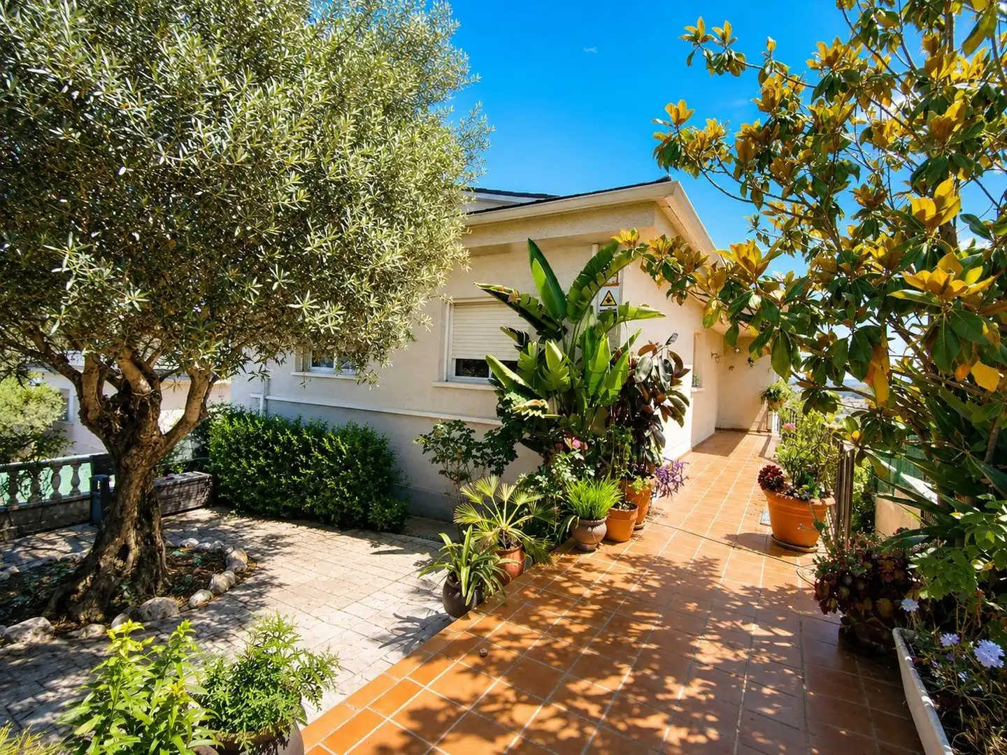 Vista exterior de Casa o xalet en venda en Lliçà d'Amunt amb Jardí privat i Piscina comunitària