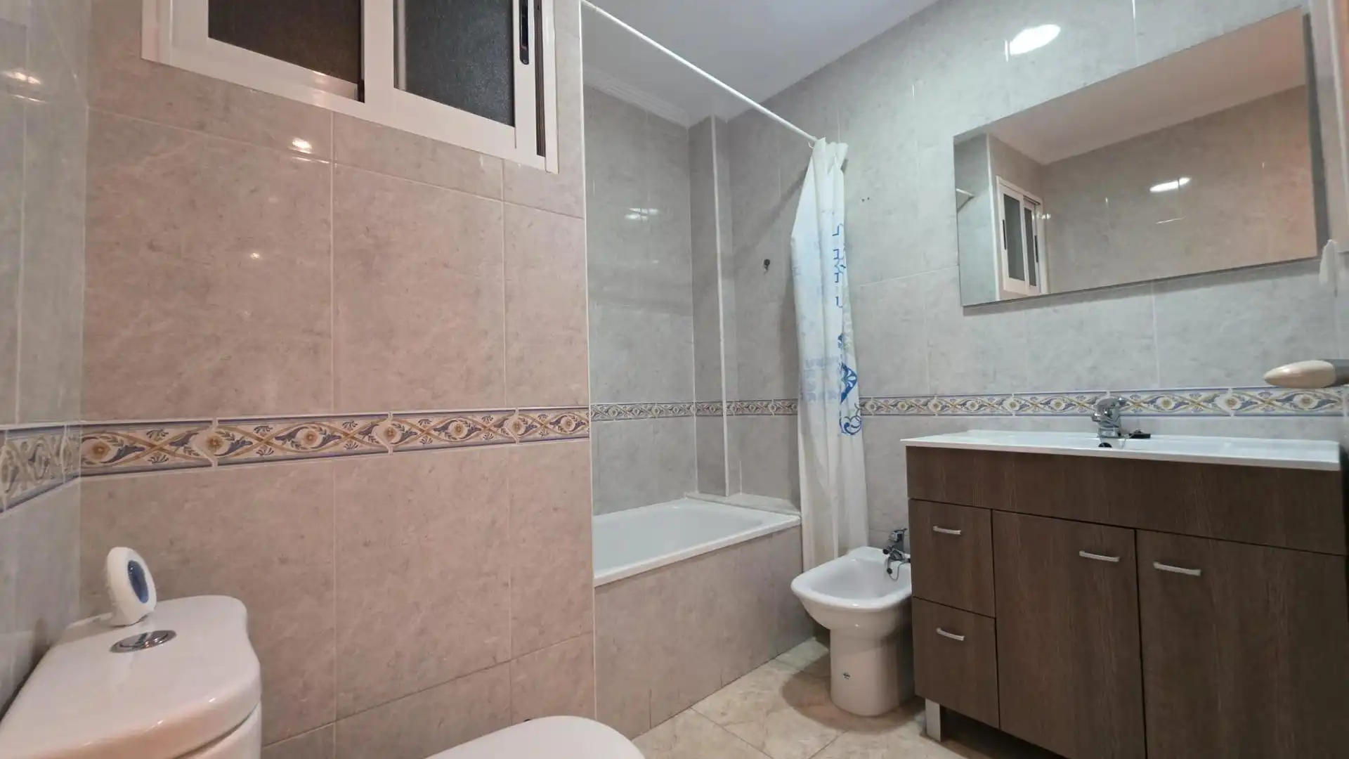 Bathroom of Flat for rent in Elche / Elx  with Air Conditioner, Heating and Furnished