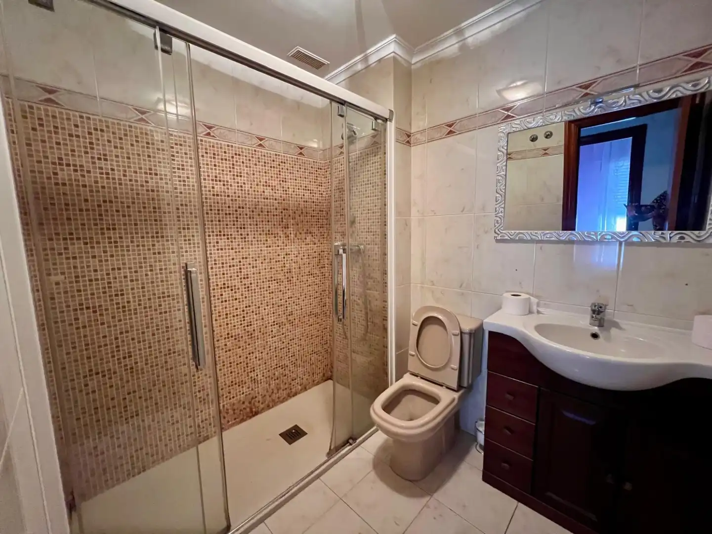 Badezimmer von Wohnung zum Verkauf in  Logroño mit Heizung, Parkett und Terrasse