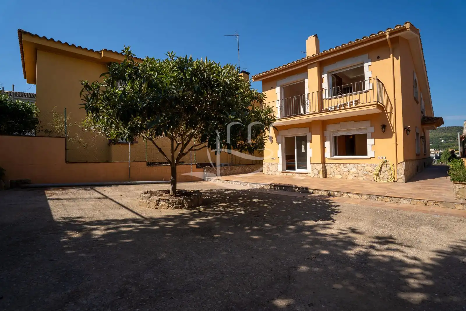 Vista exterior de Casa adosada en venta en Mont-ras con Calefacción, Jardín privado y Terraza