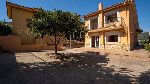 AMPLIA CASA INDEPENDIENTE CON GARAJE Y JARDÍN