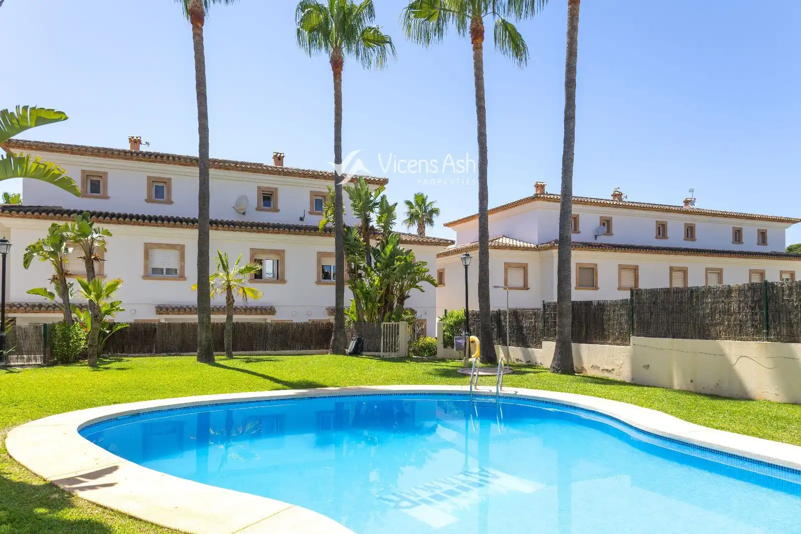 Vista exterior de Casa adosada en venda en Jávea / Xàbia amb Calefacció, Piscina i Piscina comunitària