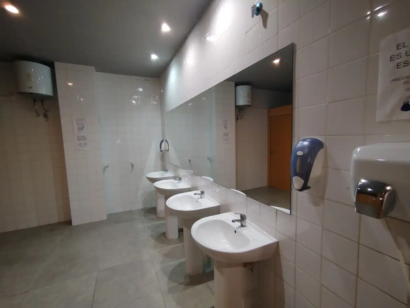 Bathroom of Commercial properties for sale in Castellón de la Plana / Castelló de la Plana  with Air Conditioner, Parquet flooring and Furnished
