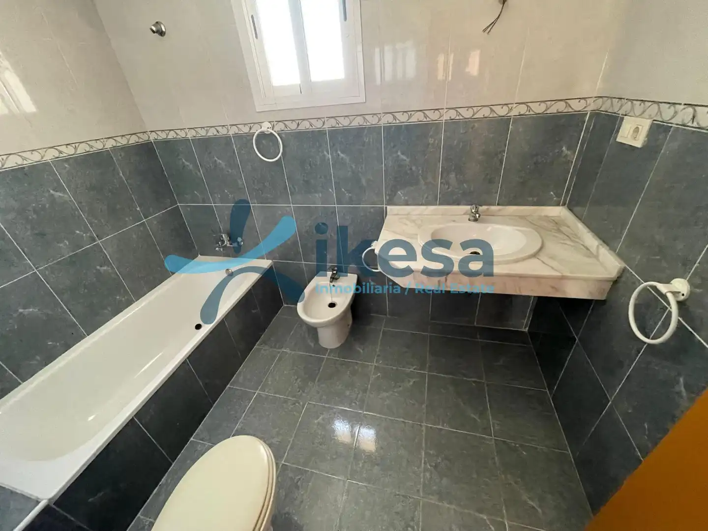 Bany de Casa adosada en venda en Gerena amb Jardí privat