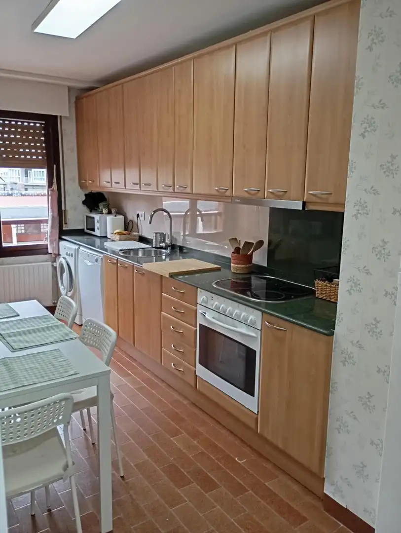 Küche von Wohnung zur Miete in Gijón  mit Heizung, Parkett und Möbliert