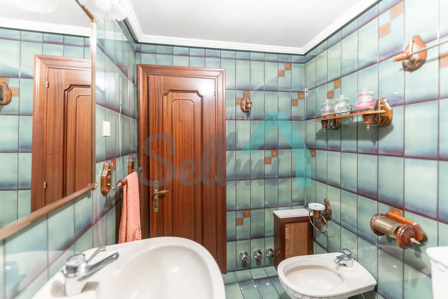 Bathroom of Flat for sale in Oviedo   with Heating, Parquet flooring and Terrace