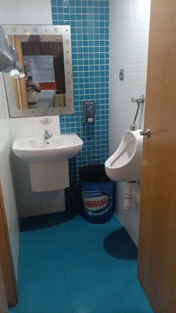 Badezimmer von Geschaftsraum zum Verkauf in Sueca mit Klimaanlage, Heizung und Terrasse