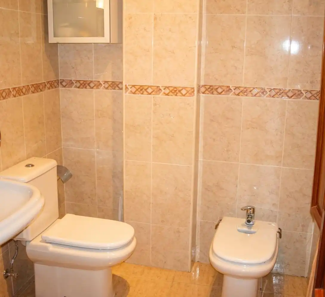 Badezimmer von Wohnung zur Miete in Granada mit Klimaanlage, Heizung und Terrasse