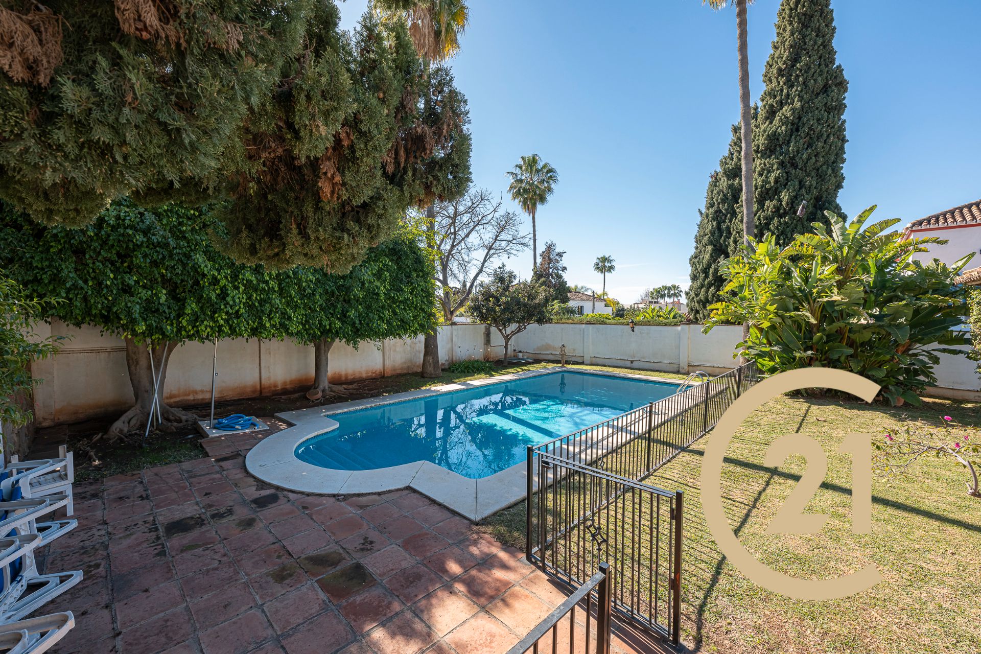 Swimming pool of House or chalet for sale in Marbella  with Air Conditioner, Private garden and Terrace