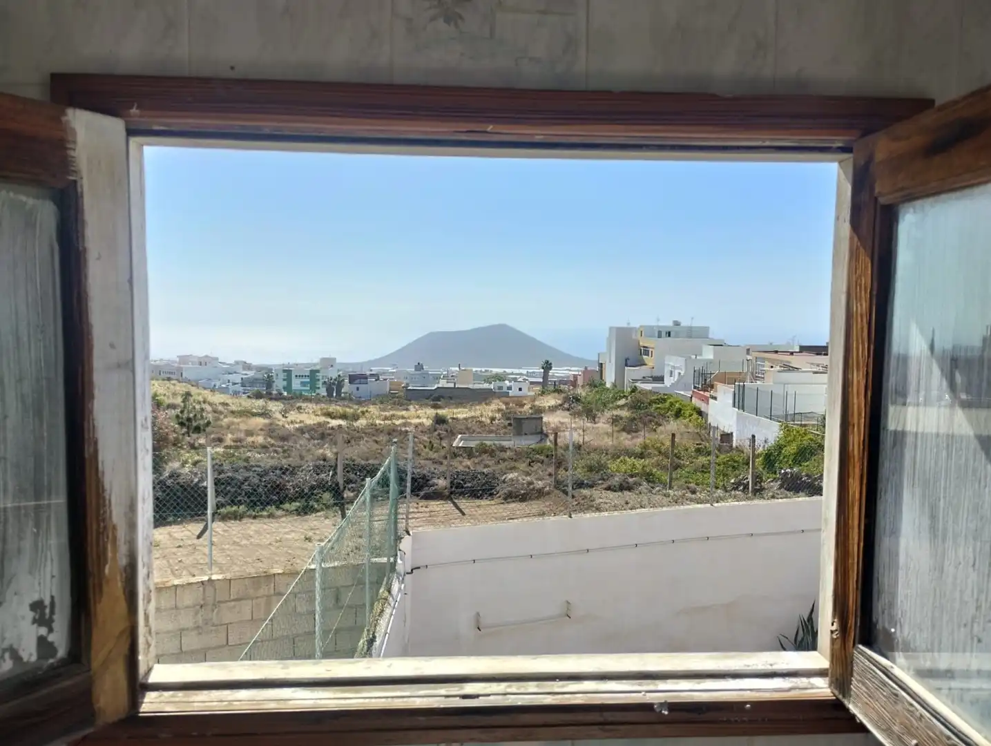 Außenansicht von Einfamilien-Reihenhaus zum Verkauf in Güímar mit Privatgarten, Terrasse und Abstellraum