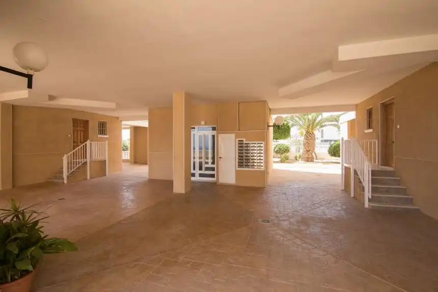Wohnung zum Verkauf in Elche / Elx mit Klimaanlage, Terrasse und Möbliert