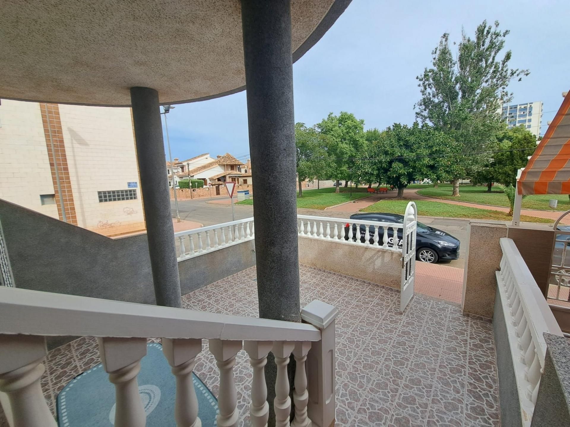 Vista exterior de Casa adosada en venda en Los Alcázares amb Jardí privat, Terrassa i Traster