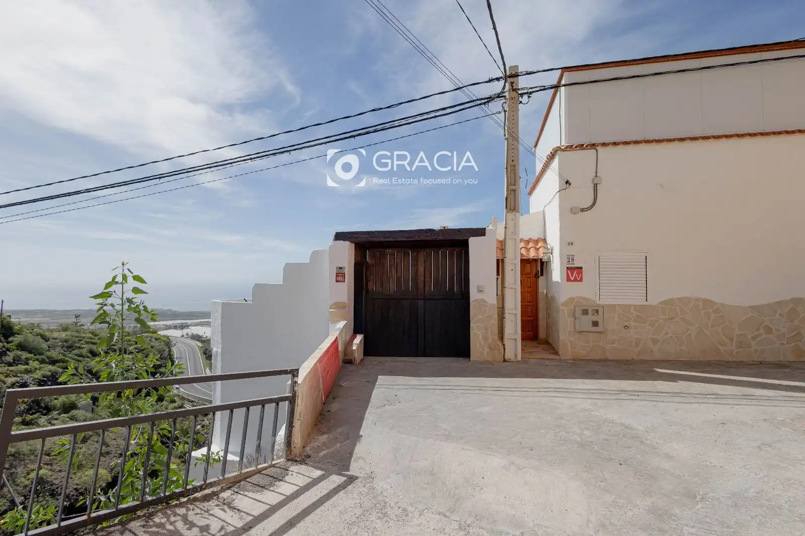 Vista exterior de Casa adosada en venda en Adeje amb Jardí privat, Terrassa i Traster