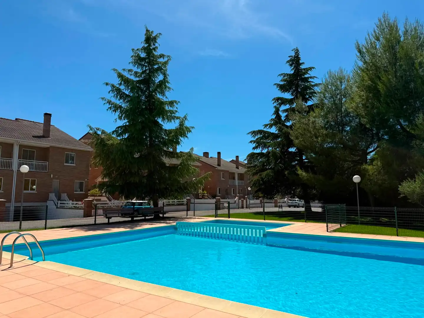 Schwimmbecken von Einfamilien-Reihenhaus zum Verkauf in Santa Marta de Tormes mit Klimaanlage, Heizung und Privatgarten