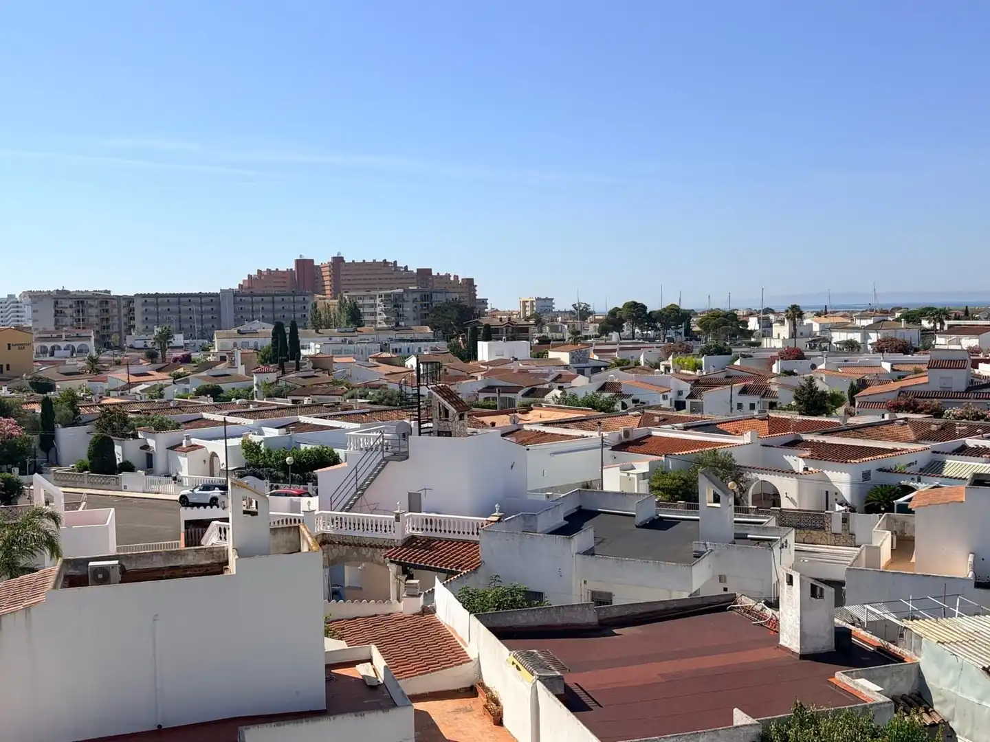 Vista exterior de Estudi en venda en Roses amb Calefacció, Terrassa i Moblat
