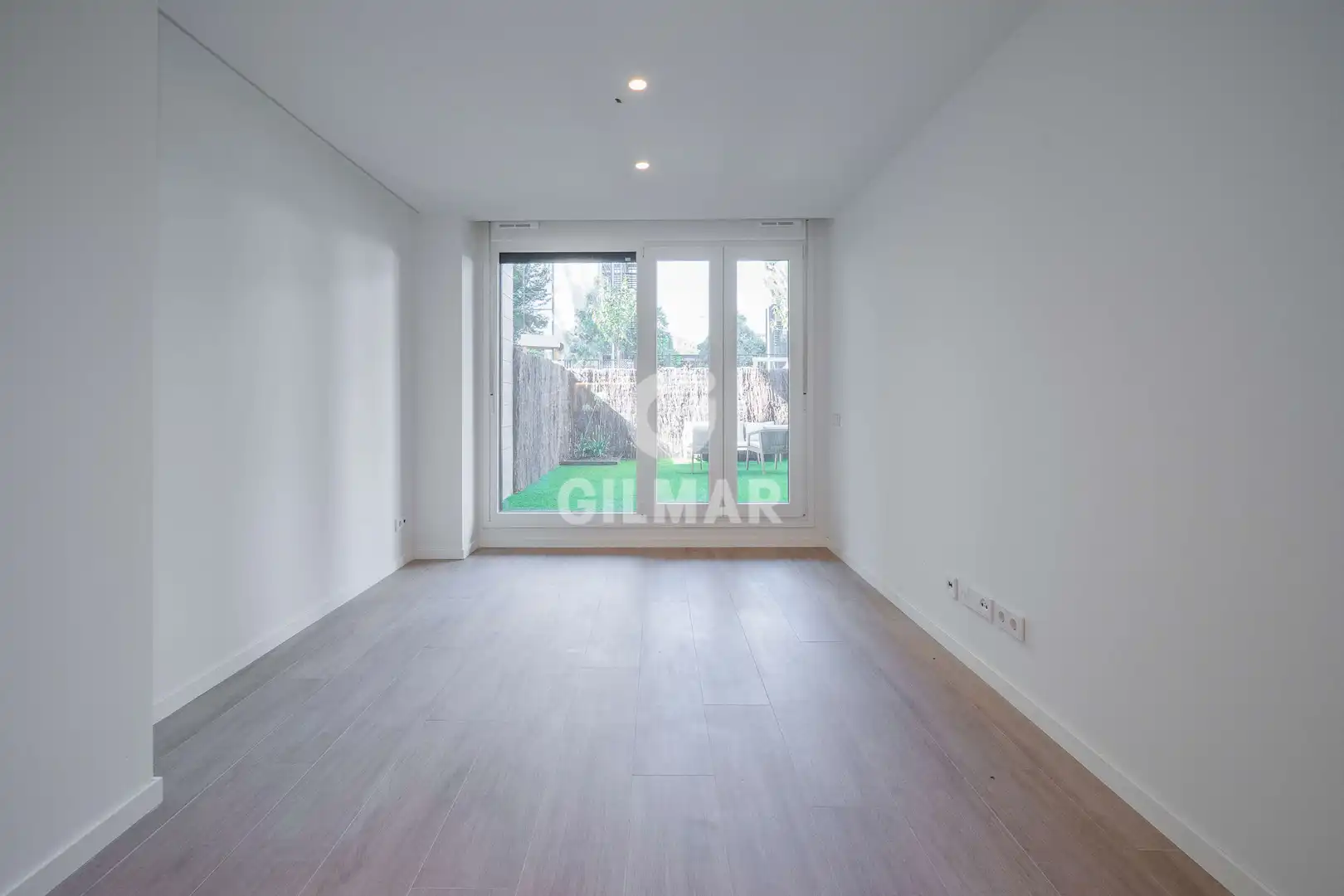 Sala d'estar de Planta baixa en venda en Madrid amb Calefacció, Jardí privat i Traster
