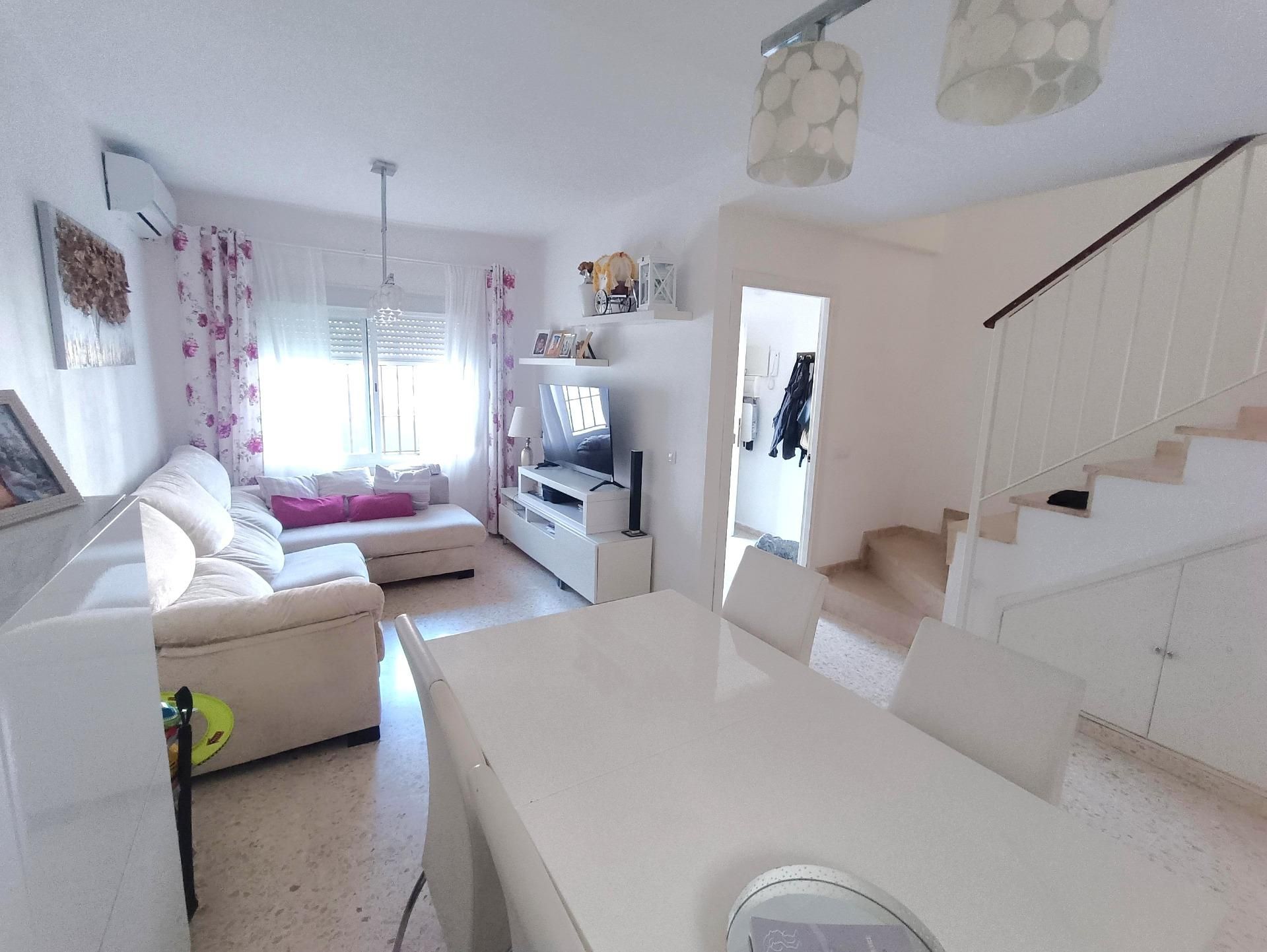 Sala d'estar de Casa adosada en venda en Jerez de la Frontera amb Aire condicionat