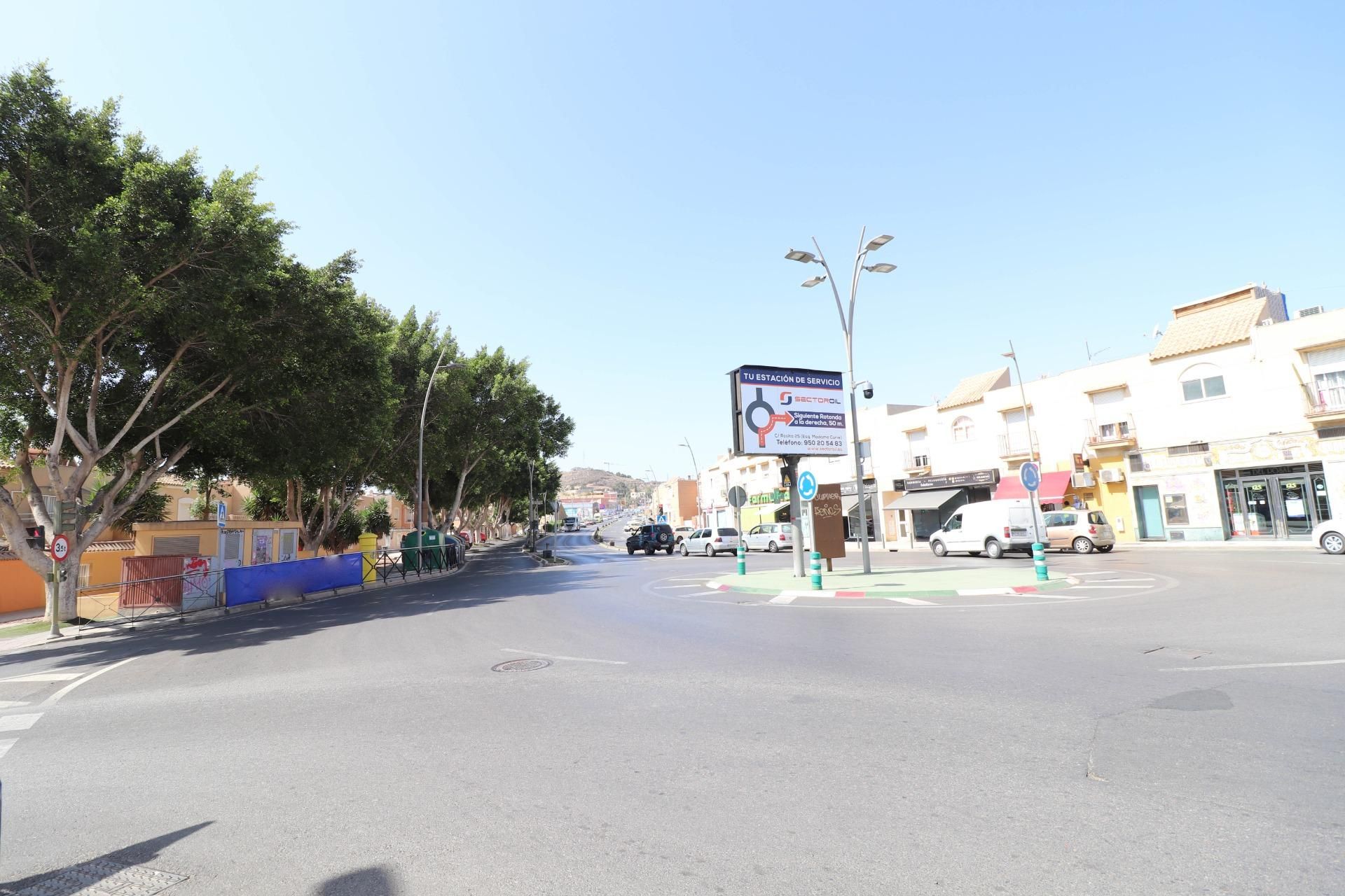 Vista exterior de Oficina en venda en Huércal de Almería amb Aire condicionat