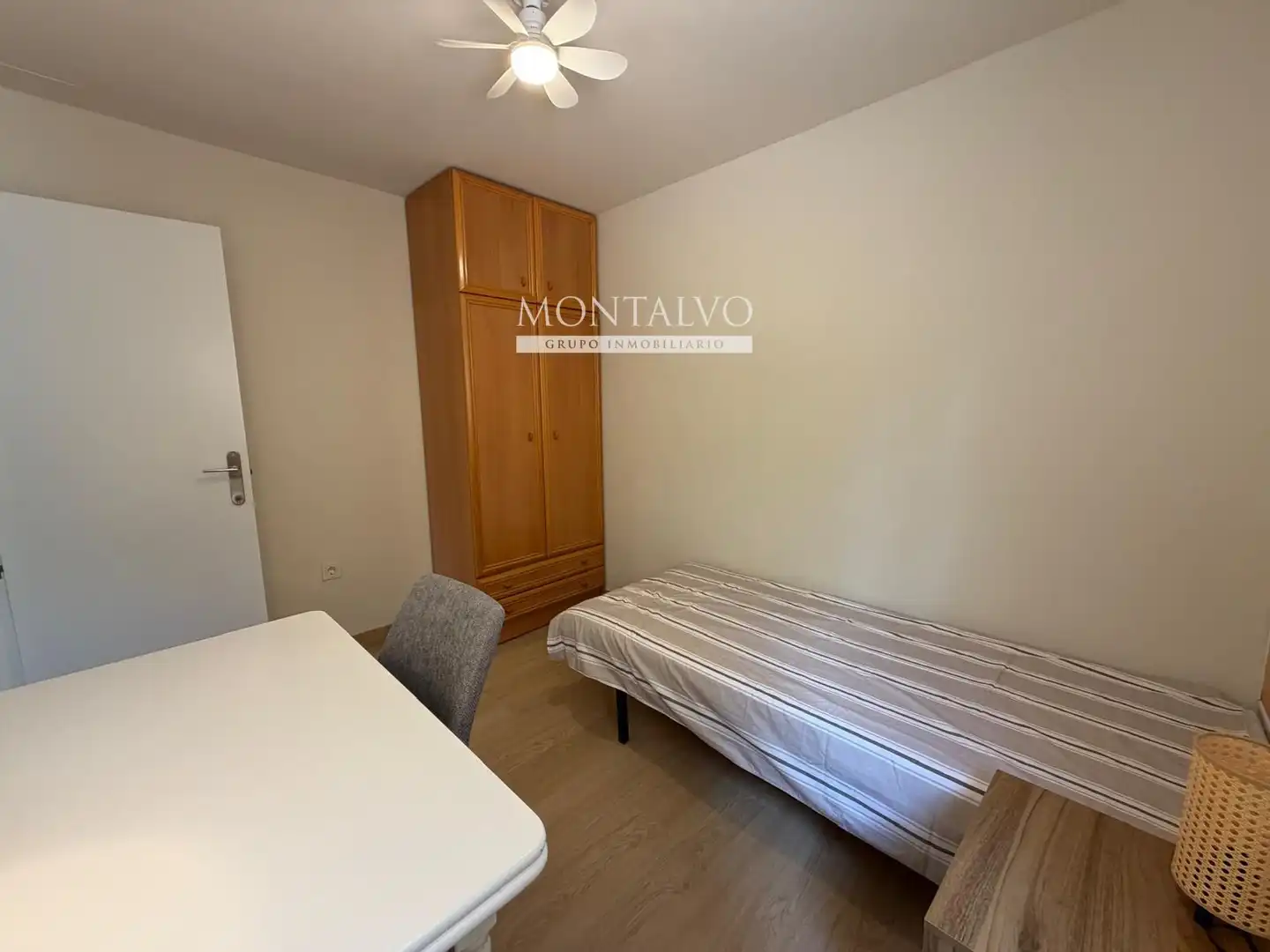 Habitación de Piso de alquiler en Granada con Lavadora, Microondas y TV
