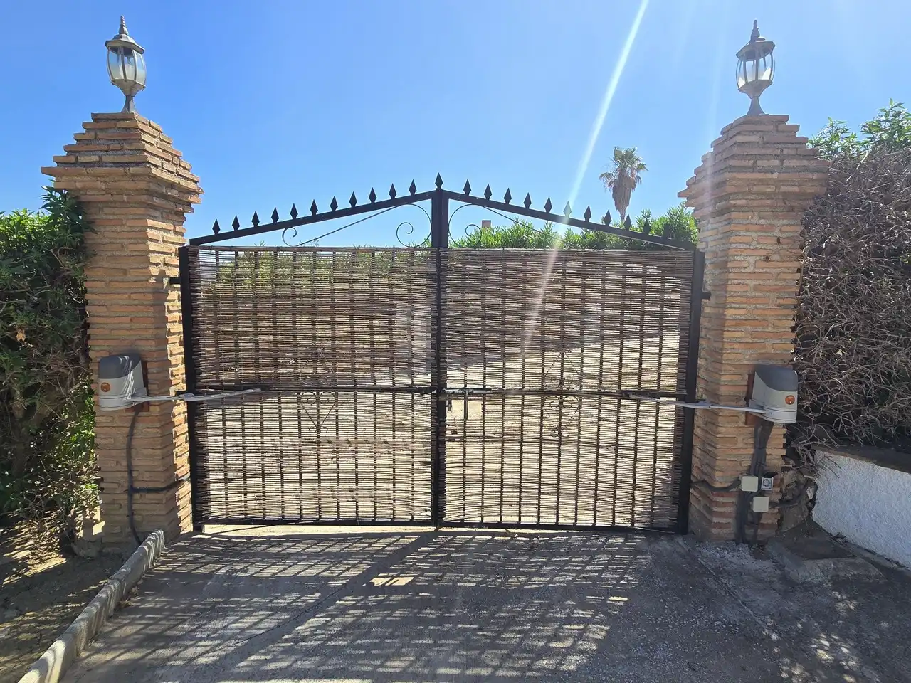 Vista exterior de Casa o xalet en venda en Viñuela amb Aire condicionat, Terrassa i Piscina