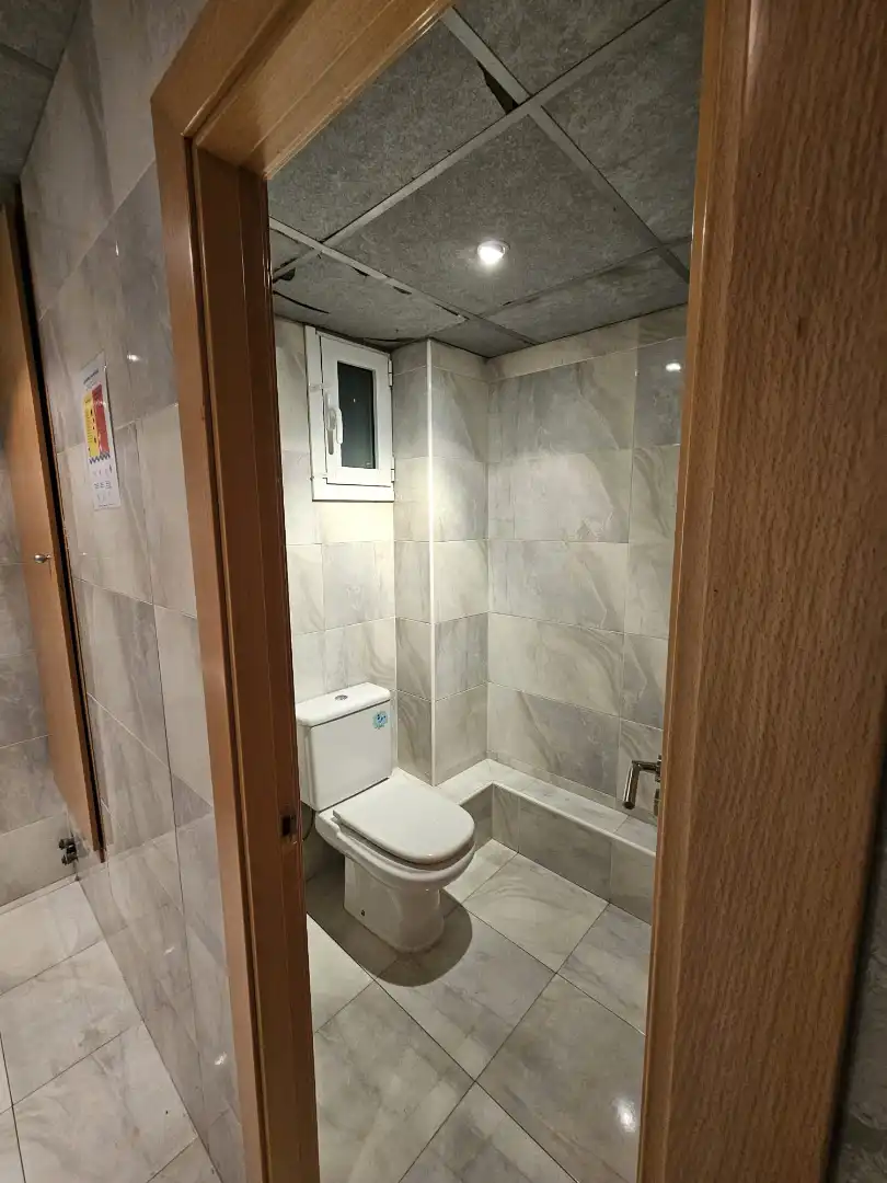 Badezimmer von Büro zur Miete in Barcelona mit Klimaanlage und Balkon