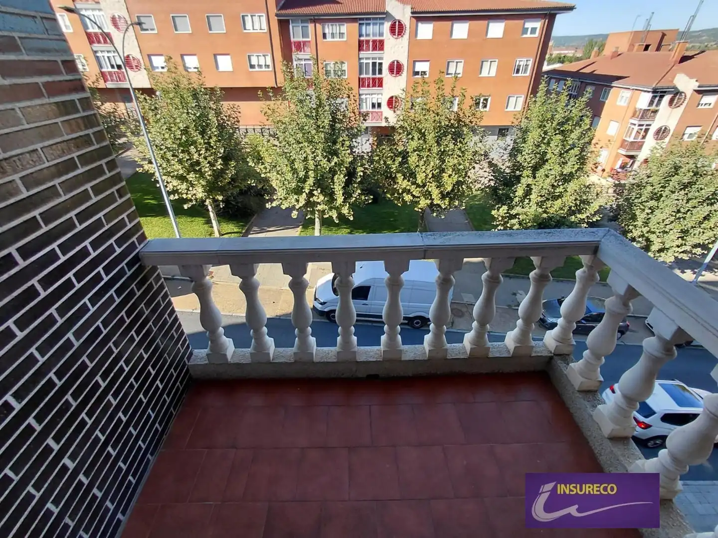 Außenansicht von Wohnung zur Miete in León Capital  mit Heizung, Terrasse und Abstellraum