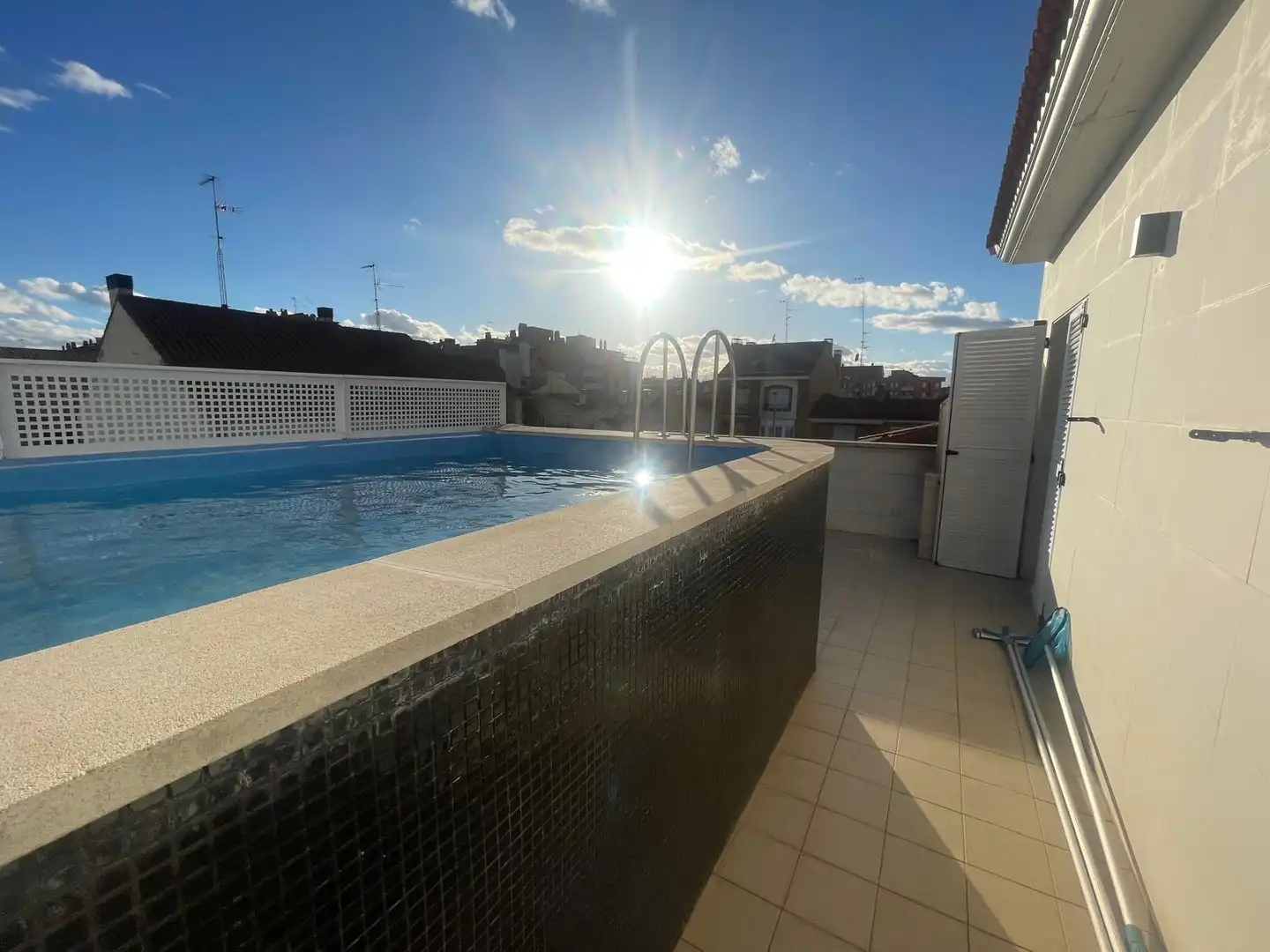 Schwimmbecken von Einfamilien-Reihenhaus zum Verkauf in Calahorra mit Klimaanlage, Heizung und Privatgarten