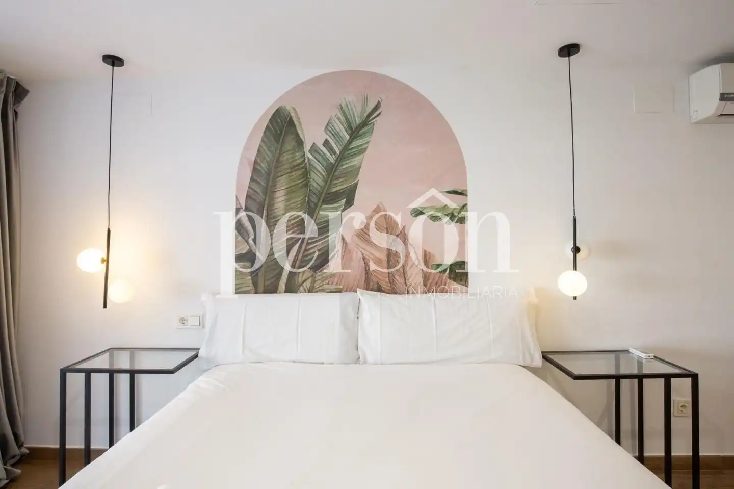 Schlafzimmer von Erdgeschoss zur Miete in Valencia mit Klimaanlage, Terrasse und Schwimmbad