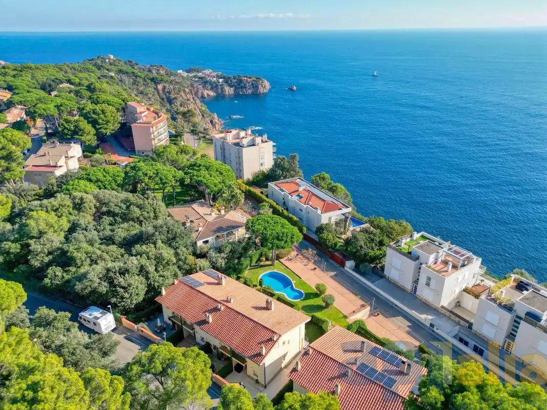 Vista exterior de Casa adosada en venda en Sant Feliu de Guíxols amb Calefacció, Jardí privat i Terrassa
