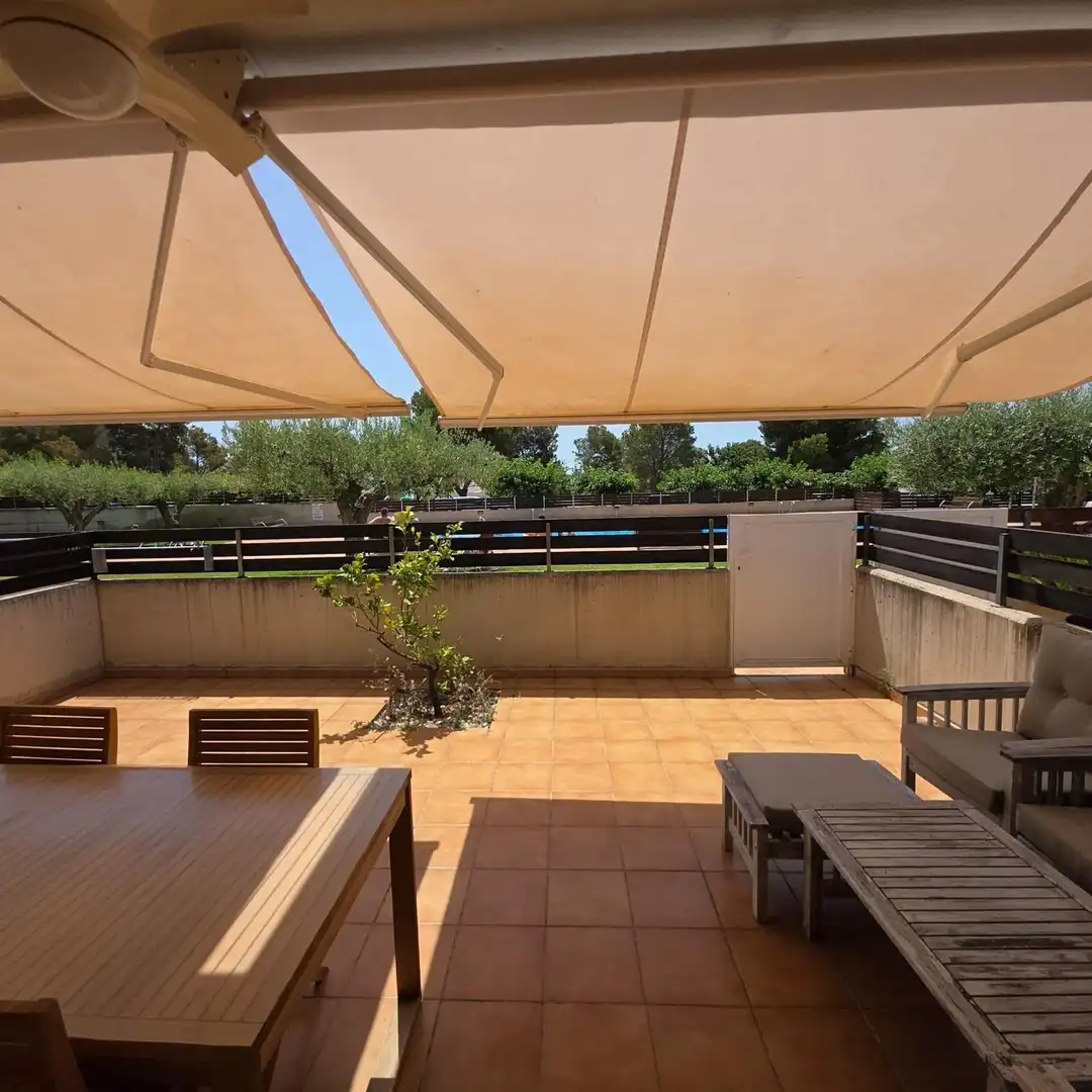 Terrasse von Einfamilien-Reihenhaus zum Verkauf in Alcanar mit Klimaanlage, Privatgarten und Abstellraum