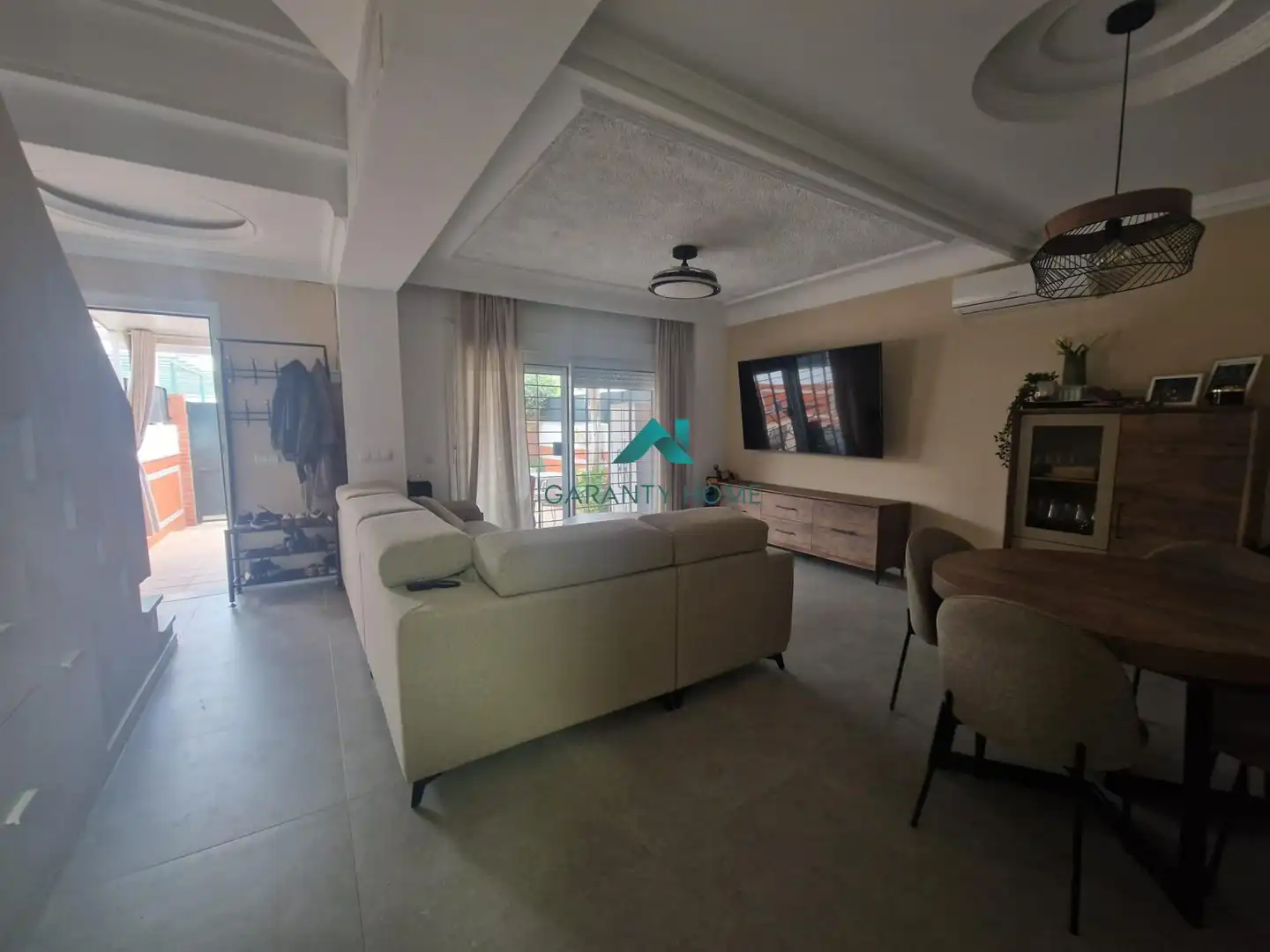 Wohnzimmer von Einfamilien-Reihenhaus zum Verkauf in Jerez de la Frontera mit Klimaanlage und Terrasse