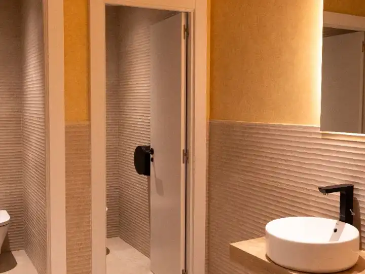 Bathroom of Office for rent in Madrid  with Air Conditioner, Heating and Furnished