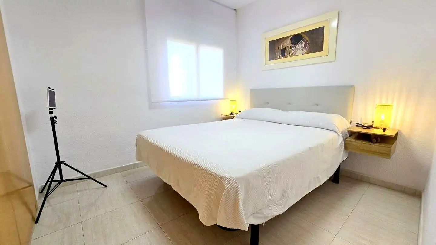 Habitación de Apartamento de alquiler en Gandia con Aire acondicionado, Terraza y Piscina comunitaria
