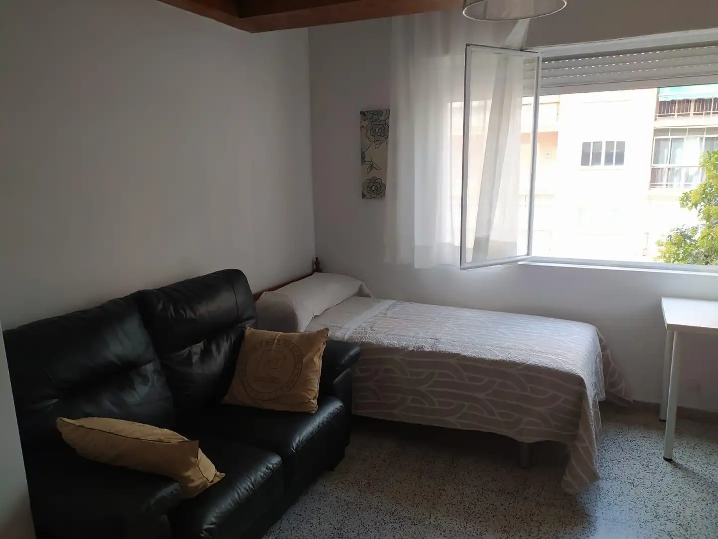 Habitación de Estudio de alquiler en Granada con Amueblado