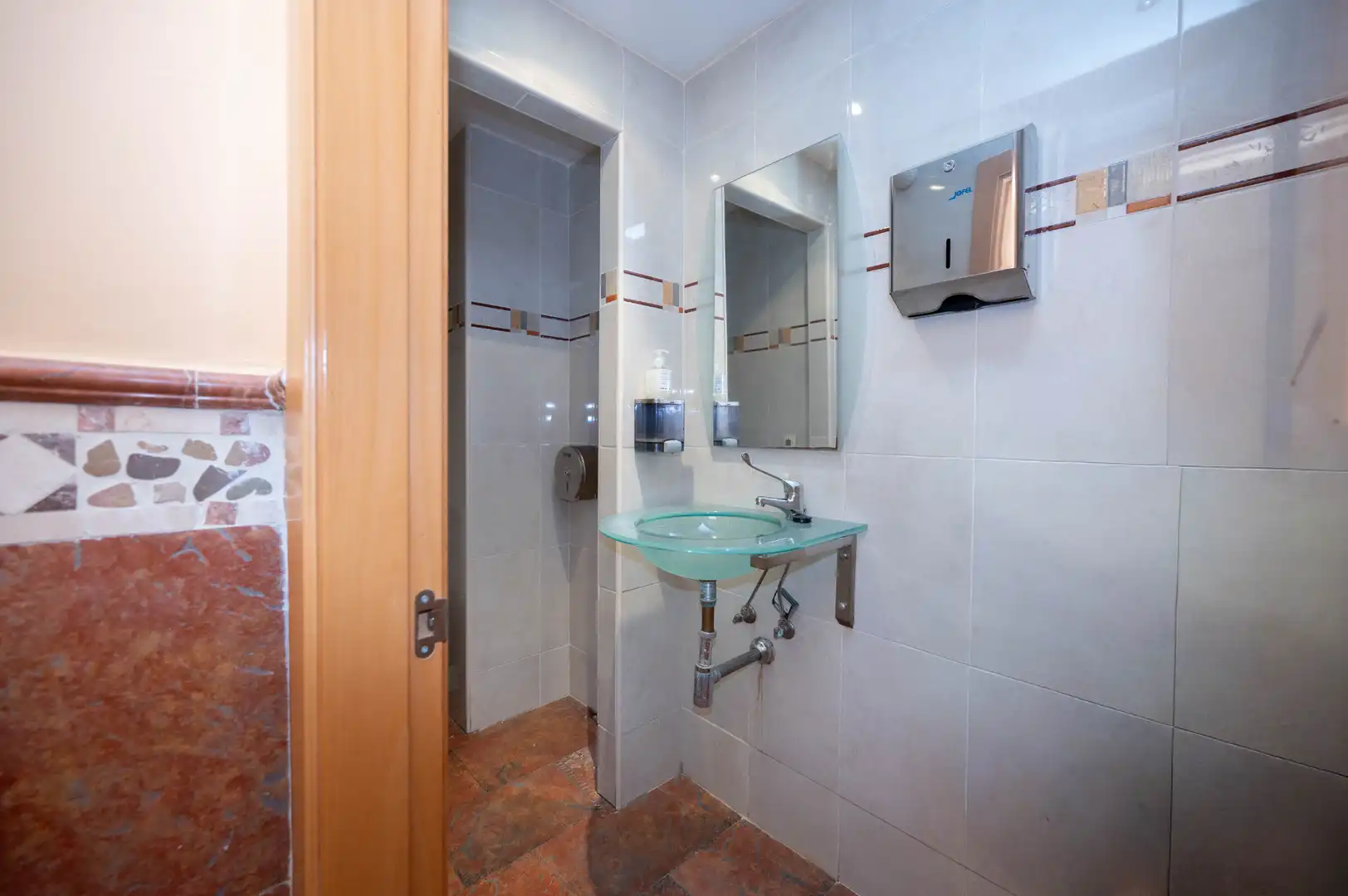 Bany de Local de lloguer en Madrid amb Aire condicionat