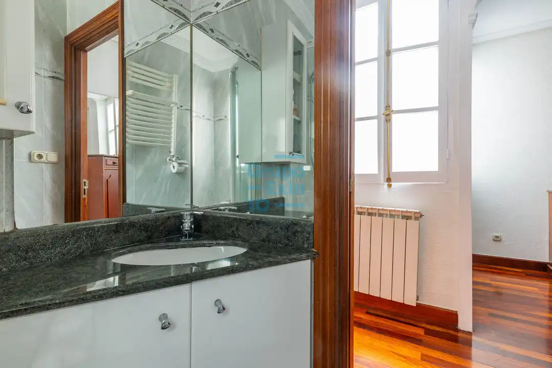 Baño de Piso en venta en Donostia - San Sebastián  con Calefacción y Balcón