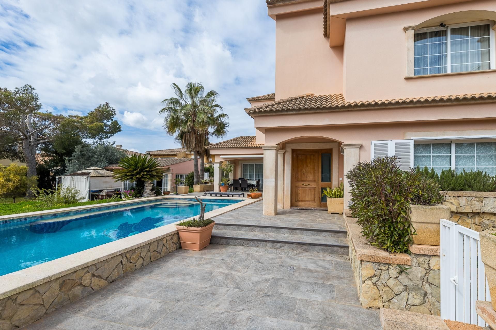 Vista exterior de Casa o xalet en venda en Marratxí amb Aire condicionat, Jardí privat i Piscina