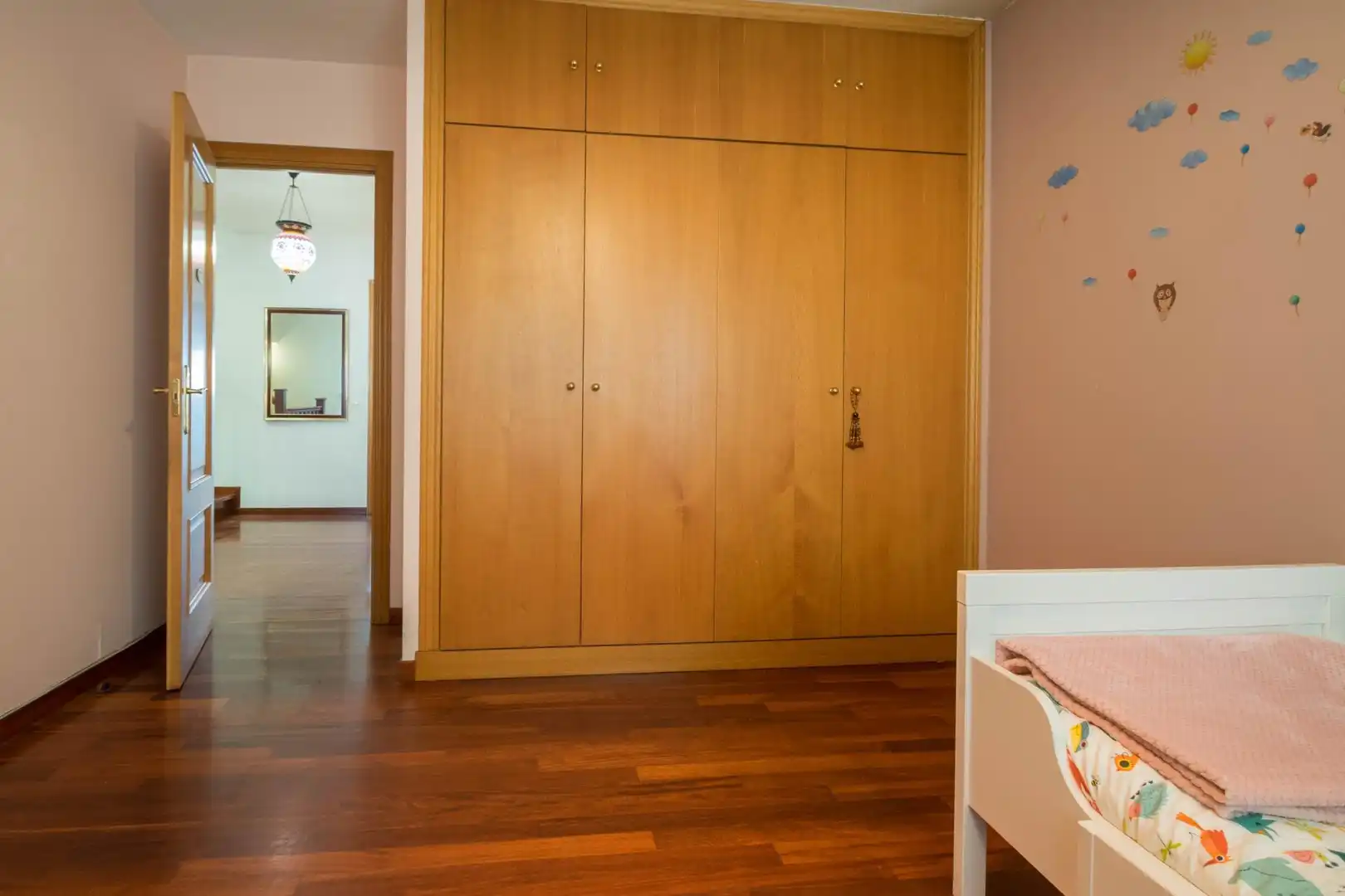Habitación de Casa adosada en venta en Oleiros con Calefacción, Jardín privado y Parquet