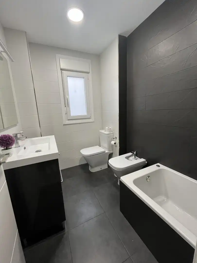 Baño de Piso de alquiler en Almería con Aire acondicionado, Calefacción y Amueblado