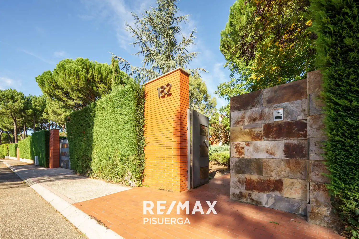 Vista exterior de Casa o xalet en venda en Boecillo amb Jardí privat, Traster i Piscina