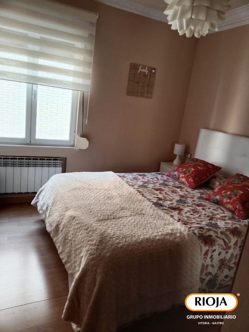 Dormitori de Pis en venda en Vitoria - Gasteiz amb Calefacció, Traster i Moblat