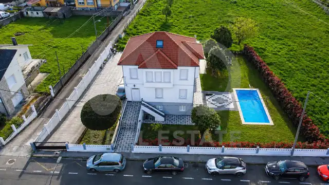 Vista exterior de Casa o xalet en venda en Neda amb Calefacció i Piscina
