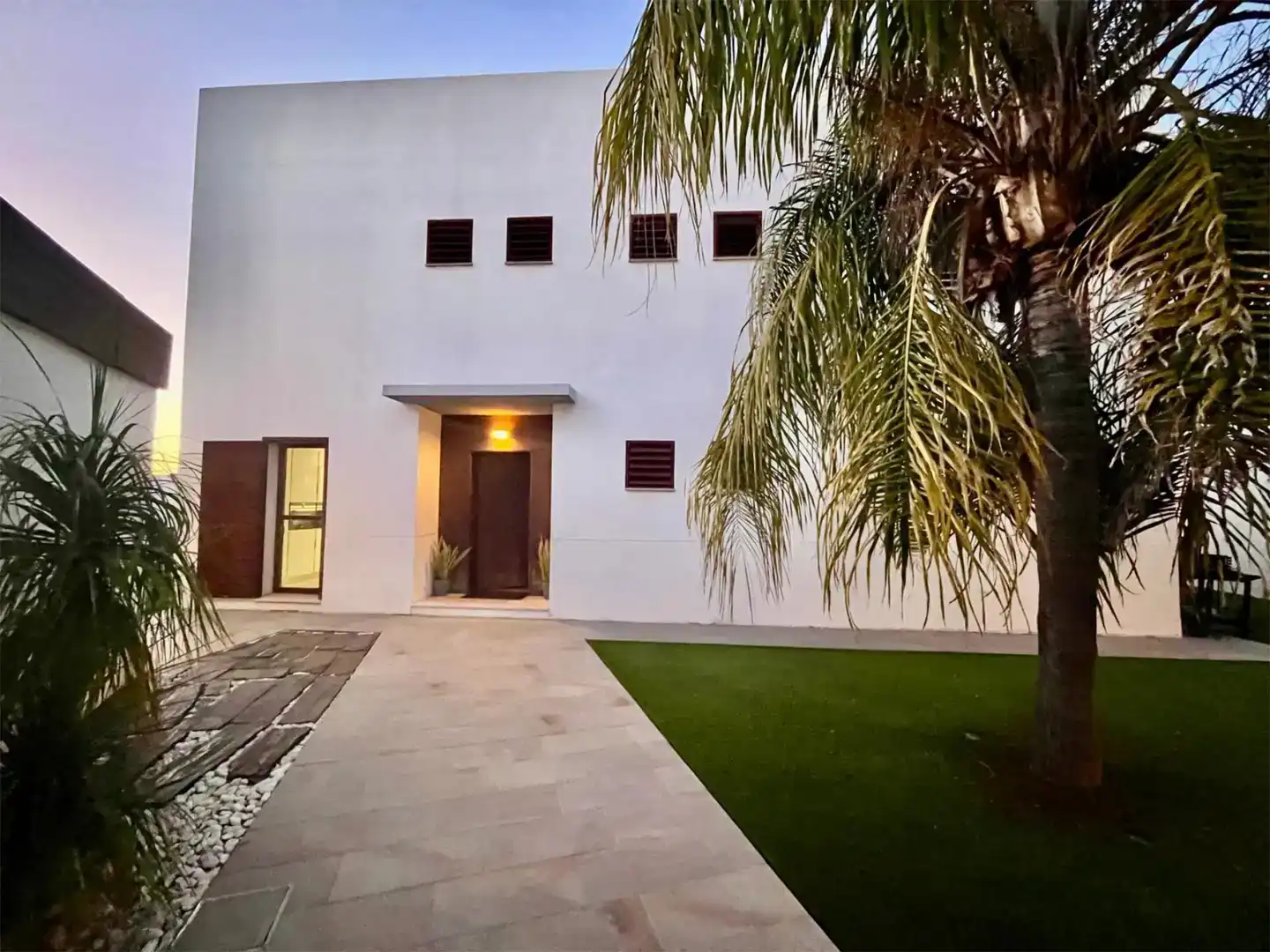 Vista exterior de Casa o xalet en venda en Montequinto amb Aire condicionat, Piscina i Balcó