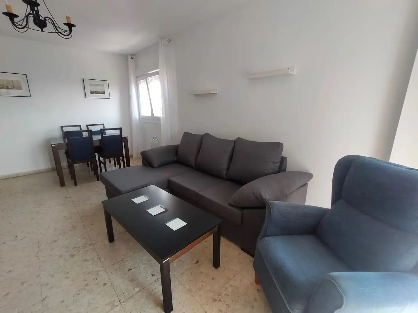 Sala d'estar de Pis de lloguer en La Línea de la Concepción amb Moblat