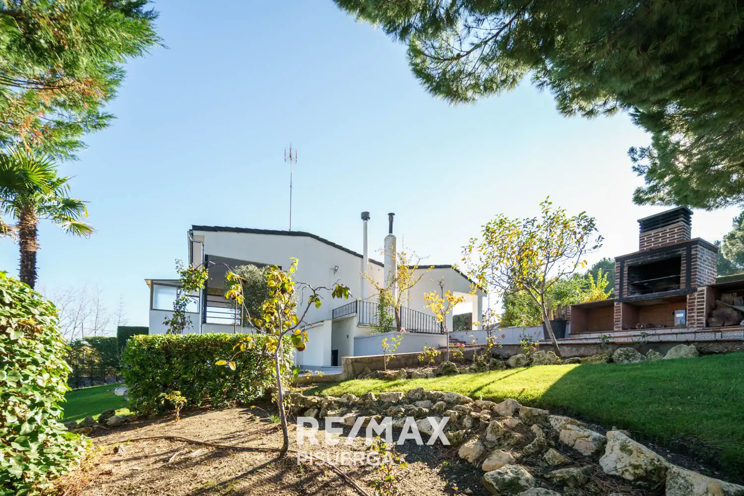 Vista exterior de Casa o xalet en venda en Tudela de Duero amb Calefacció, Jardí privat i Terrassa