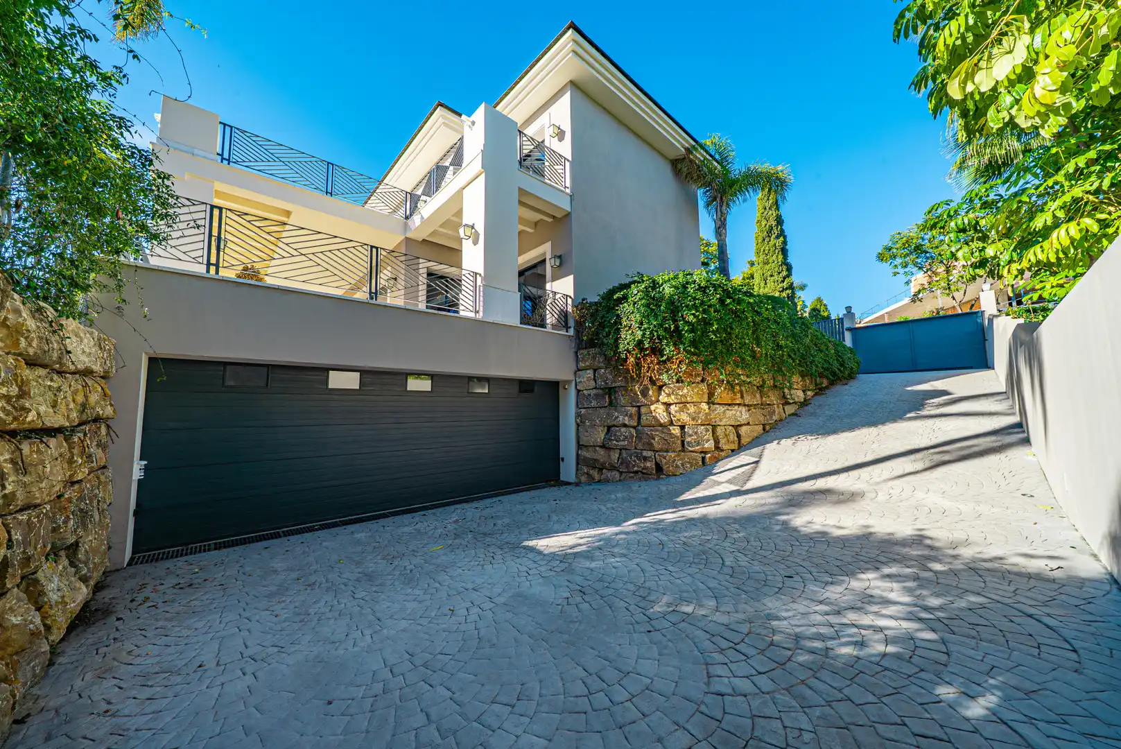 Vista exterior de Casa o xalet en venda en Benahavís amb Aire condicionat, Jardí privat i Terrassa