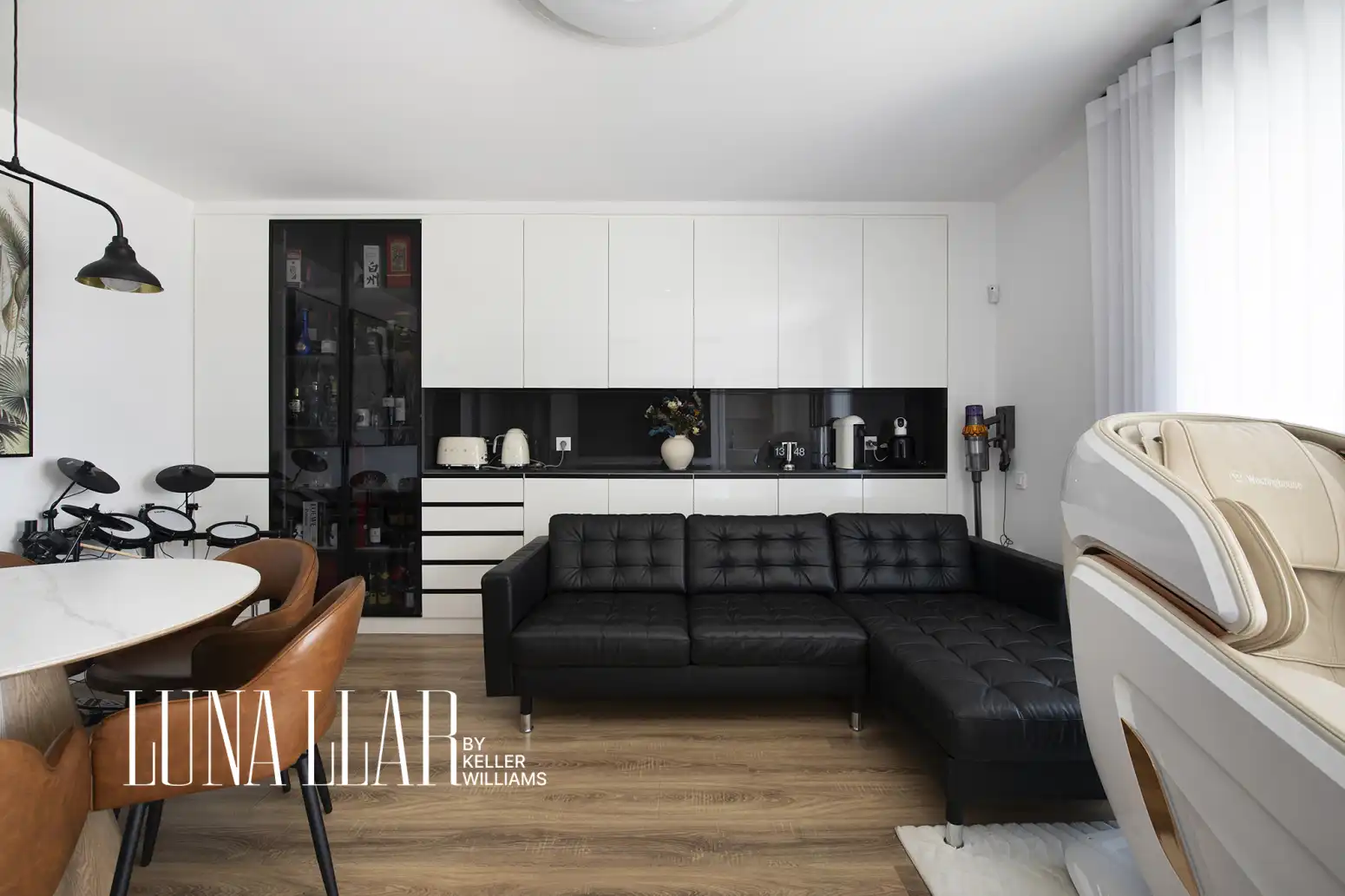 Sala de estar de Piso en venta en Cornellà de Llobregat con Aire acondicionado, Calefacción y Jardín privado