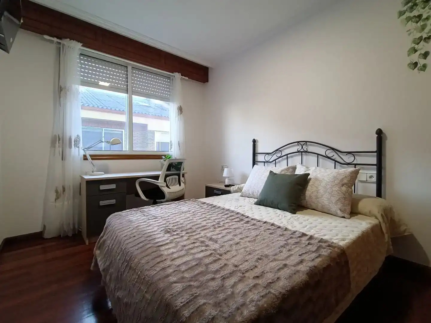 Habitación de Piso para compartir en Ferrol con Parquet y Amueblado